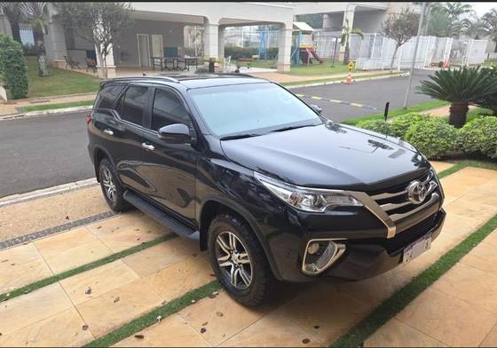 TOYOTA HILUX SW4 2.7 SRV 7 LUGARES 4X2 16V FLEX 4P AUTOMÁTICO TOYOTA HILUX SW4 2.7 SRV 7 LUGARES 4X2 16V FLEX 4P AUTOMÁTICO